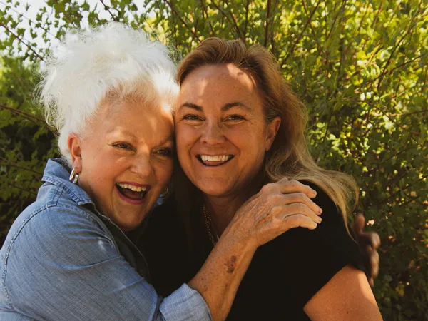Fille et mère âgée qui se serrent dans les bras